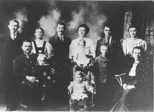 Кирило і Поліна Ґеники з дітьми та родиною Джонсів, 1906 рік